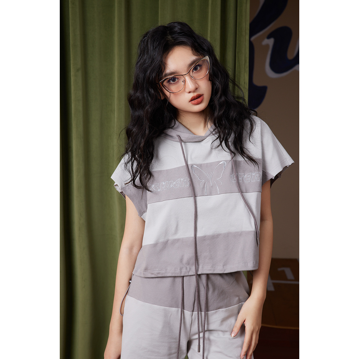 Girls short tops loose stitching butterfly embroidery hooded jacket T142